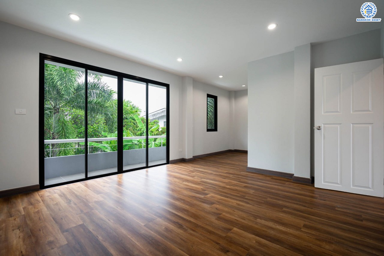 บ้านมือสองตกแต่งใหม่ ม.พิมาน ปิ่นเกล้า-กาญจนาภิเษก เนื้อที่ 64 ตร.ว. ฟังก์ชัน 3 ห้องนอน 4 ห้องน้ำ 1 ห้องแม่บ้าน จอดรถได้ 2 คัน บนทำเลเดินทางสะดวก ติดถนนกาญจนาภิเษก เชื่อมต่อหลายเส้นทาง ใกล้ทางด่วน "กาญจนาภิเษก" รถไฟฟ้า "สถานีหลักสอง" และเดอะมอลล์บางแค...